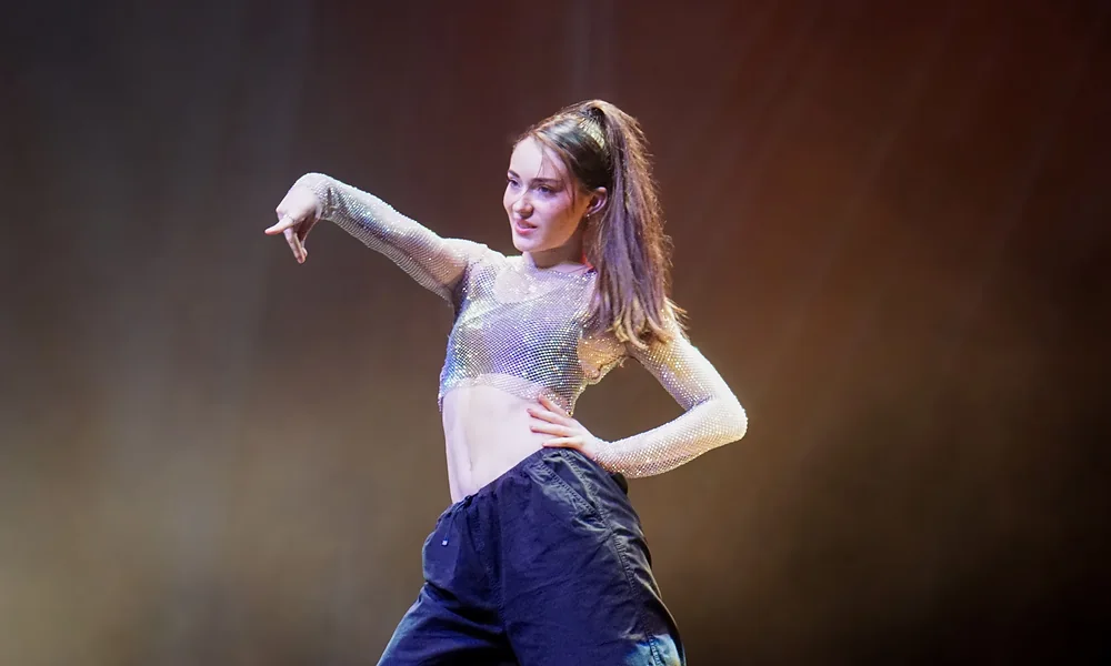 Mélina Baron danse debout sur scène, en freestyle